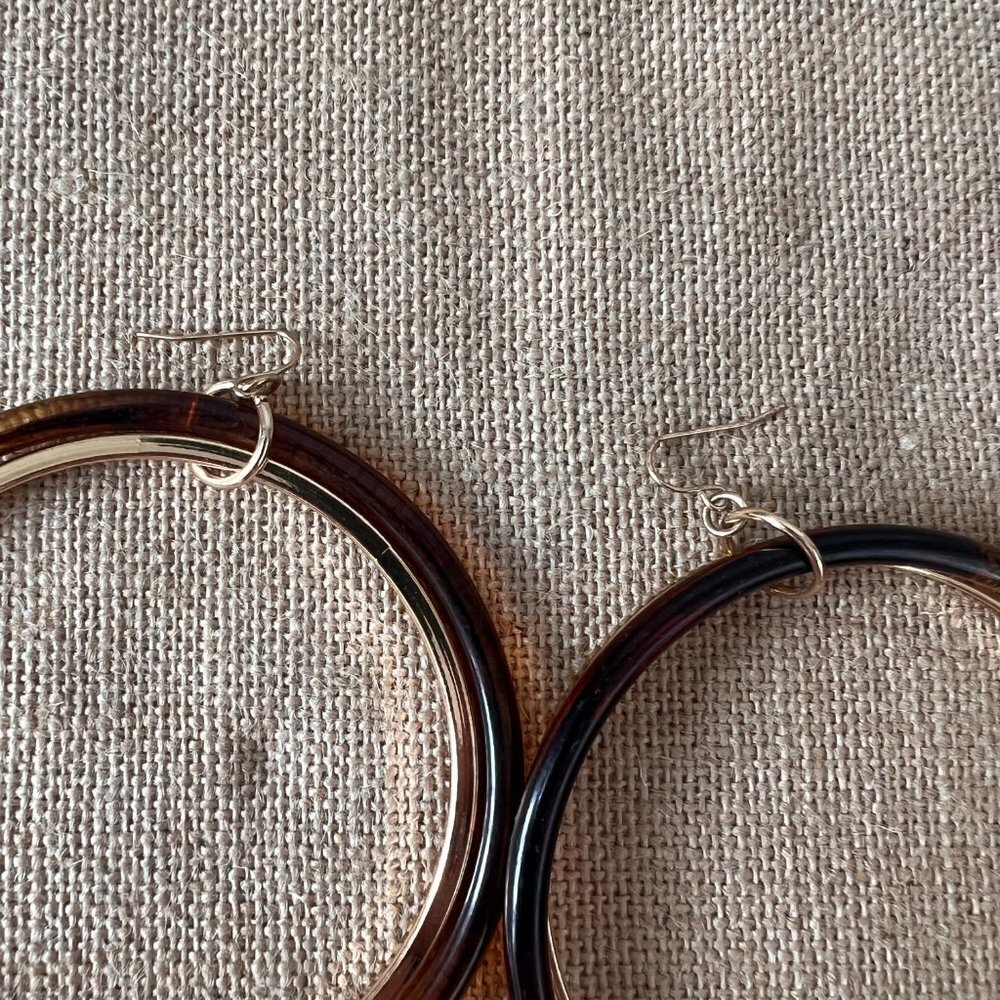 Large gold tone lightweight hoops plastic brown 70s retro statement - Picture 4 of 5